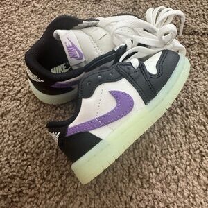 Nike Kids Low-Top Sneakers in White, Black & Purple